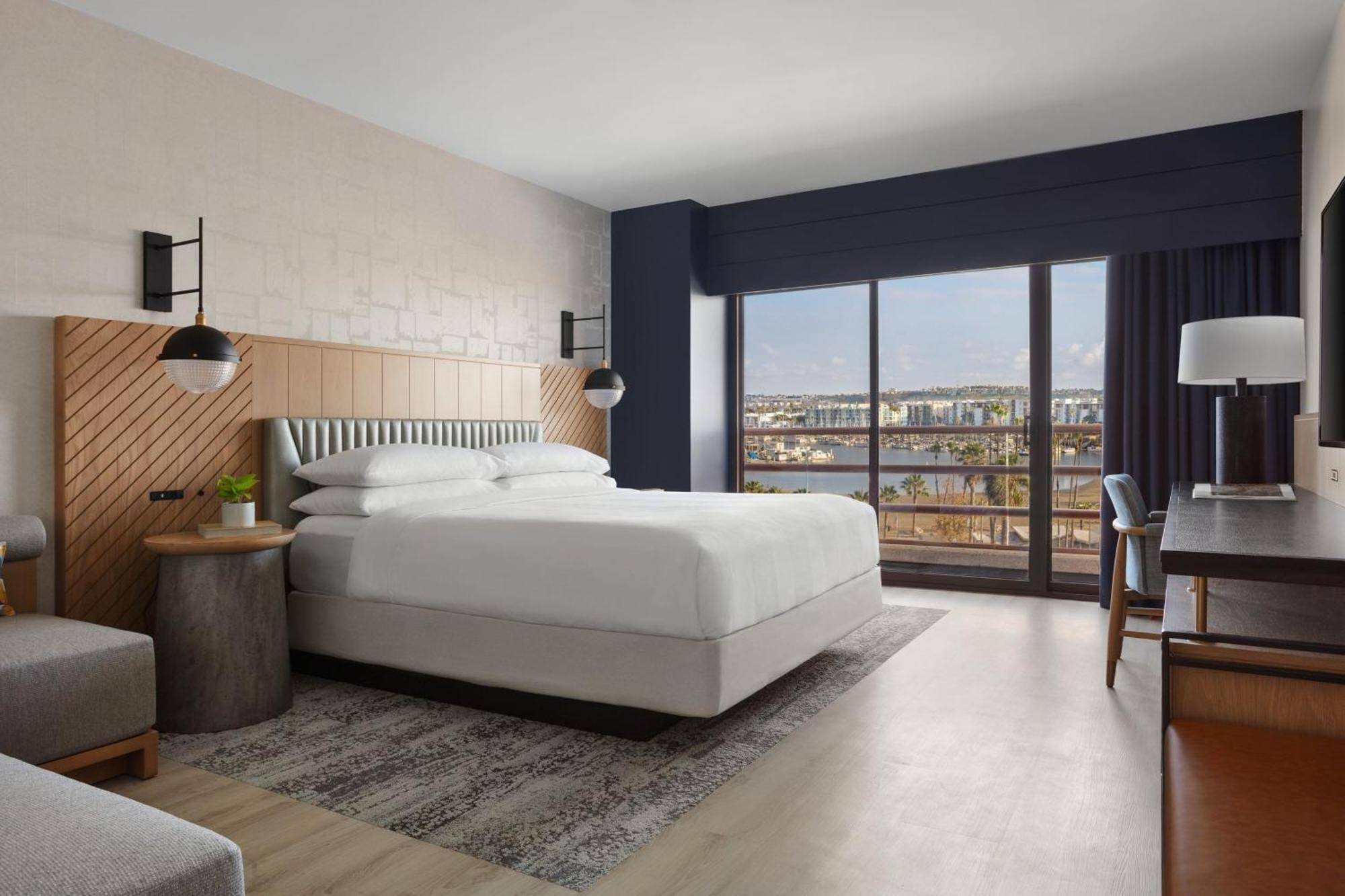 Zimmer mit Kingsize-Bett und Blick auf den Jachthafen