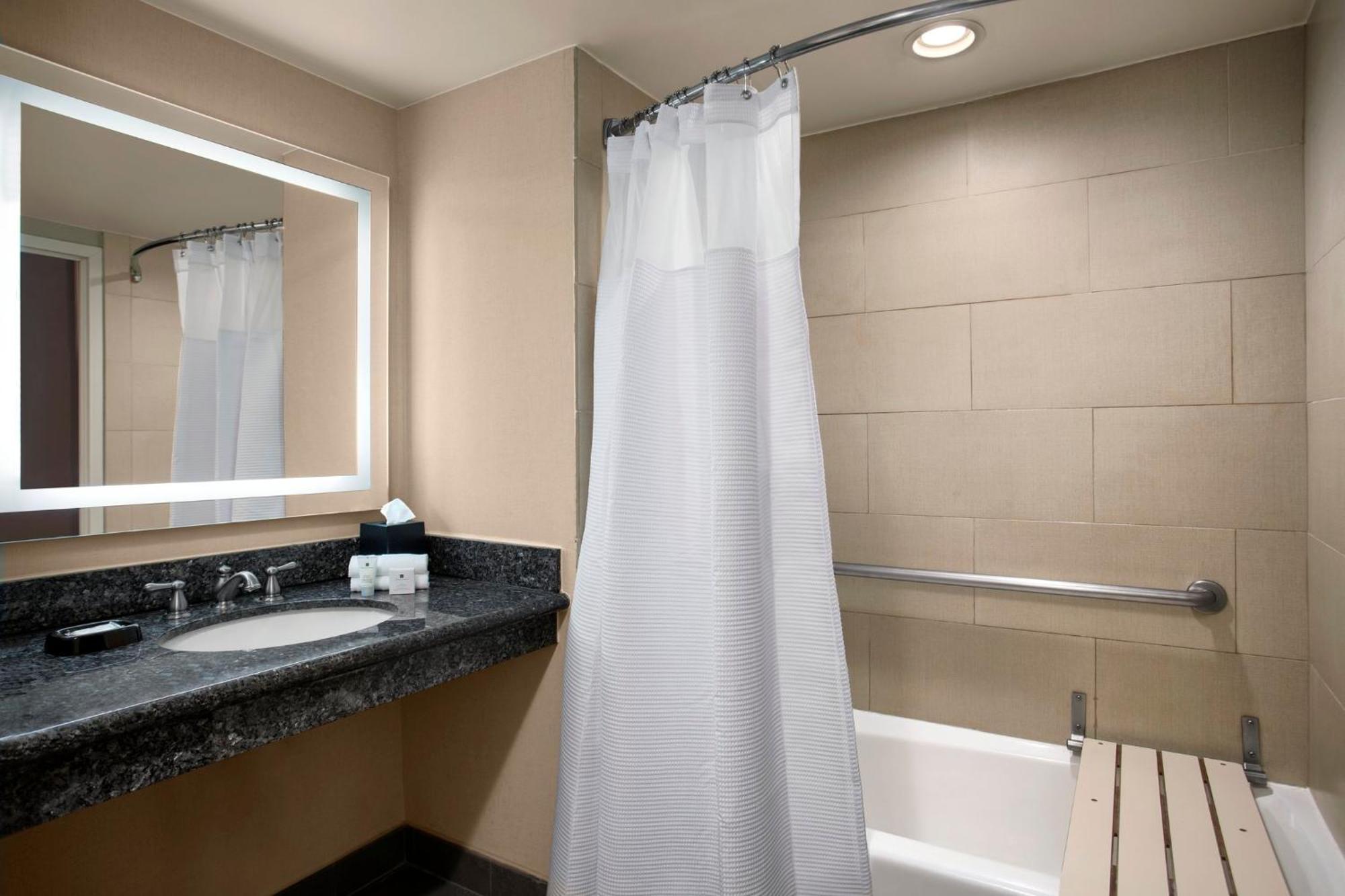 Habitación Estándar con cama extragrande y bañera accesible - Adaptada para personas con movilidad reducida